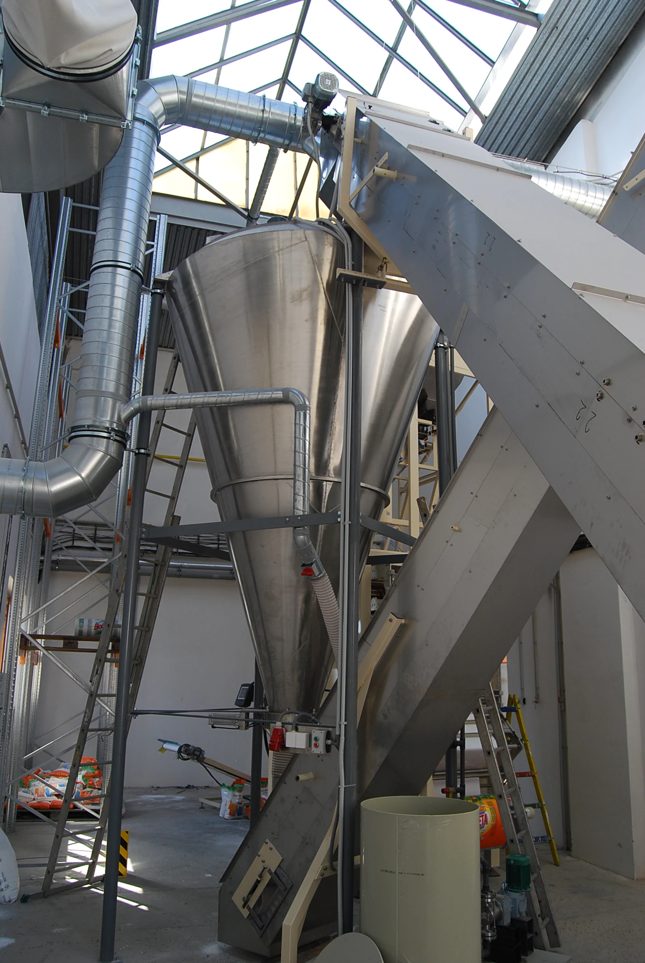 Vertikální míchací zařízení na prací prášky